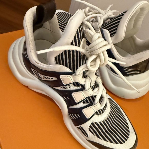 Louis Vuitton Patent Monogram Archlight Sneaker - Picture 4 of 9